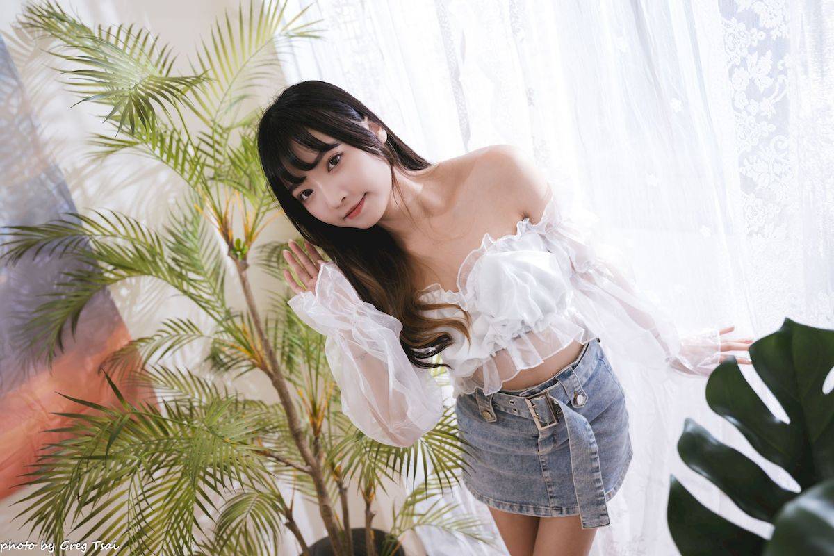 性感少女小穎蕾丝上衣牛仔短裙手握小吉他写真-16