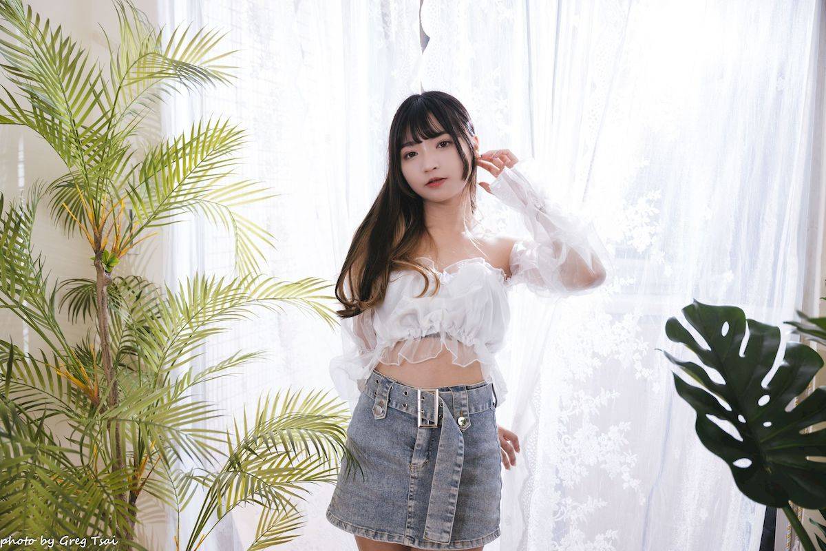 性感少女小穎蕾丝上衣牛仔短裙手握小吉他写真-17