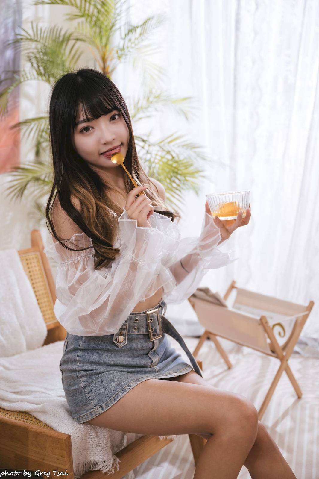 性感少女小穎蕾丝上衣牛仔短裙手握小吉他写真-70