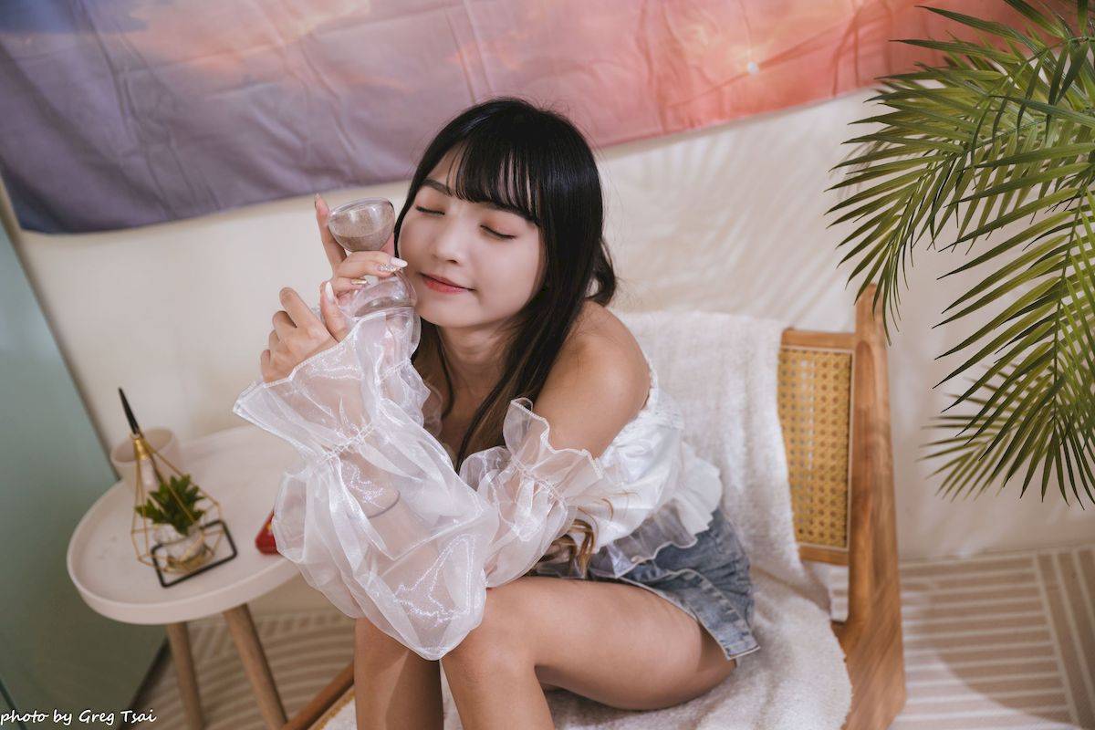 性感少女小穎蕾丝上衣牛仔短裙手握小吉他写真-64