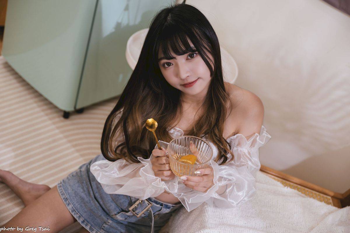 性感少女小穎蕾丝上衣牛仔短裙手握小吉他写真-82