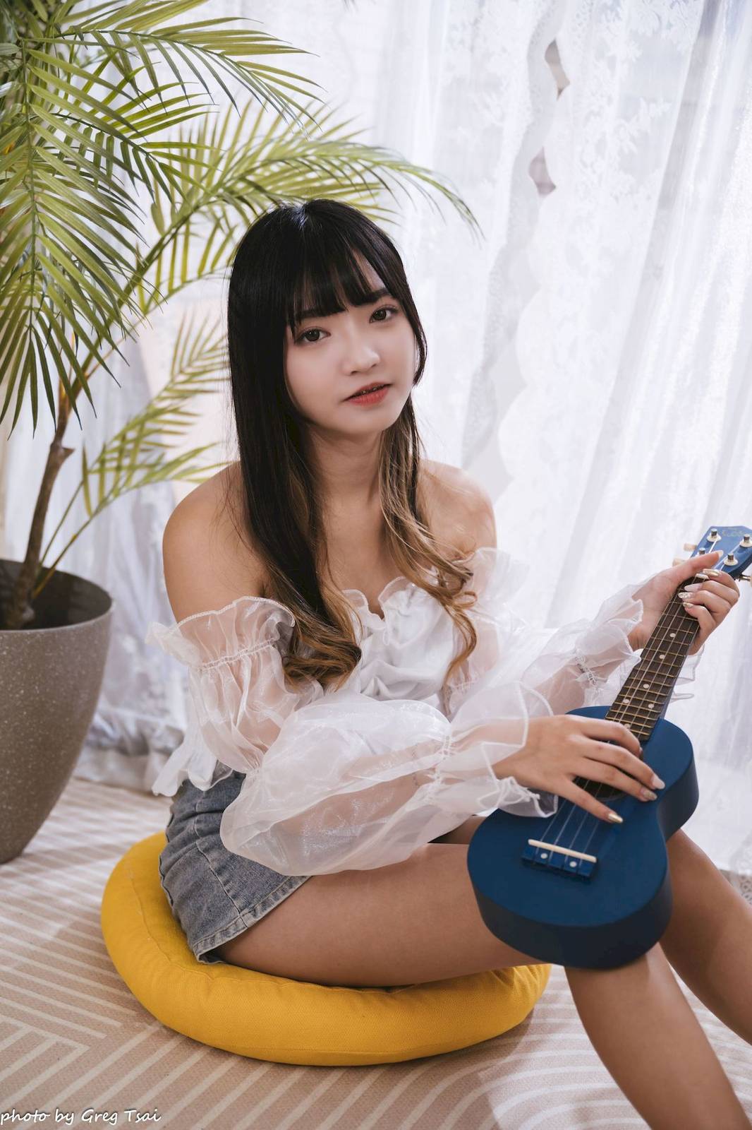 性感少女小穎蕾丝上衣牛仔短裙手握小吉他写真-123