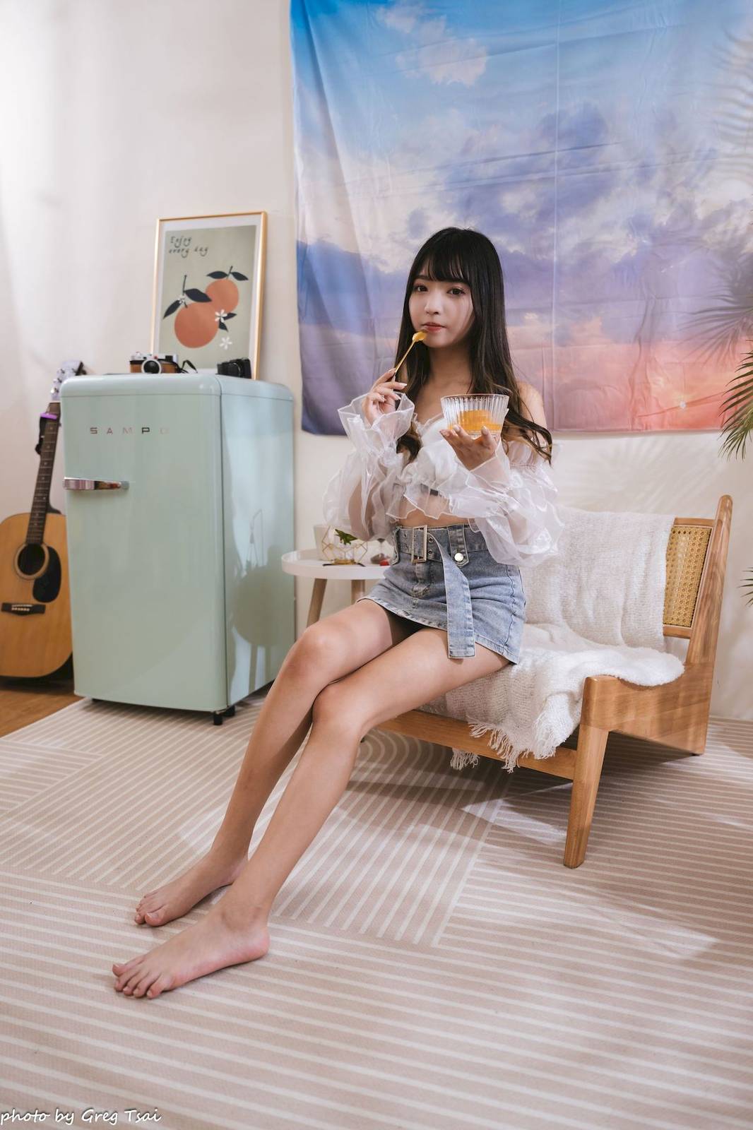 性感少女小穎蕾丝上衣牛仔短裙手握小吉他写真-128