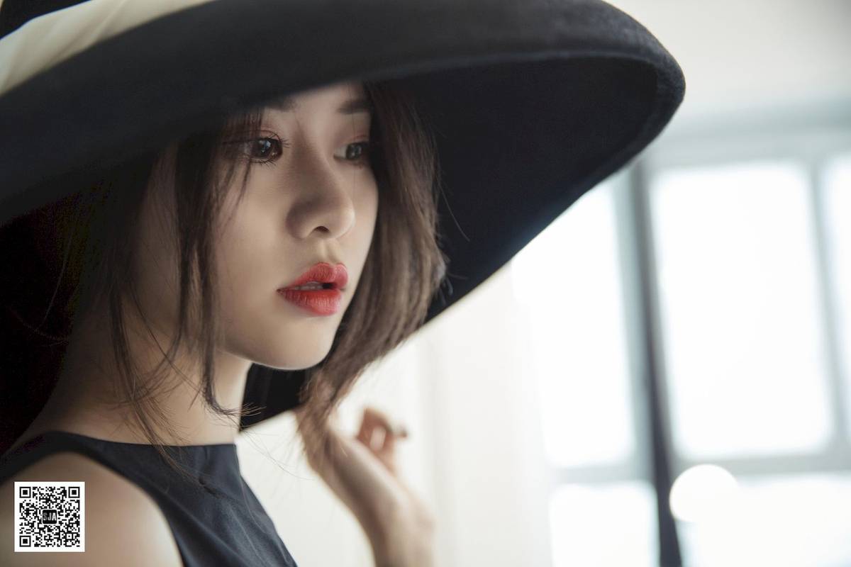 SJA佳爷黑白宽檐帽无袖修身连衣裙闺蜜视角写真