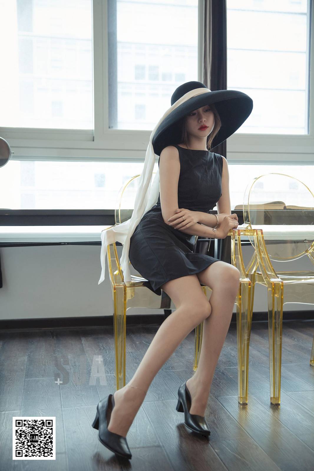 SJA佳爷黑白宽檐帽无袖修身连衣裙闺蜜视角写真-5