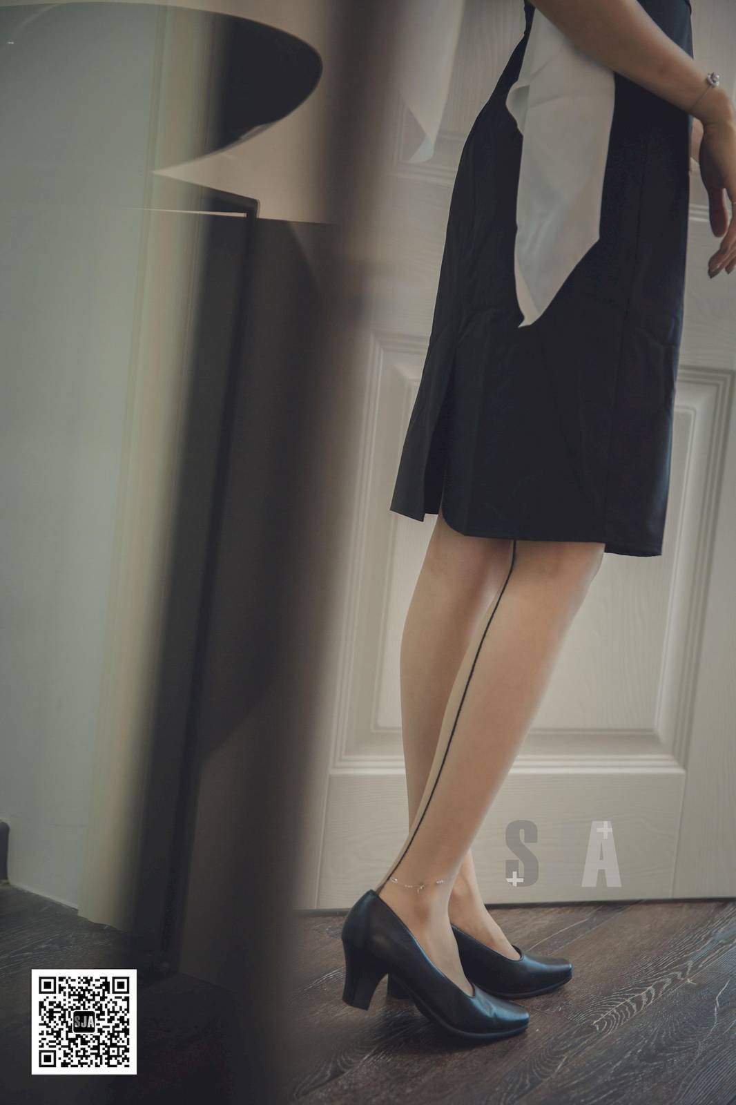 SJA佳爷黑白宽檐帽无袖修身连衣裙闺蜜视角写真-2