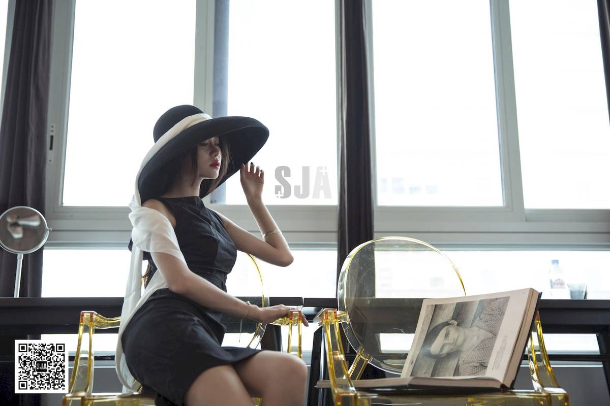 SJA佳爷黑白宽檐帽无袖修身连衣裙闺蜜视角写真-8