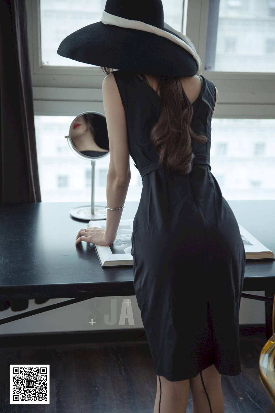 SJA佳爷黑白宽檐帽无袖修身连衣裙闺蜜视角写真-13