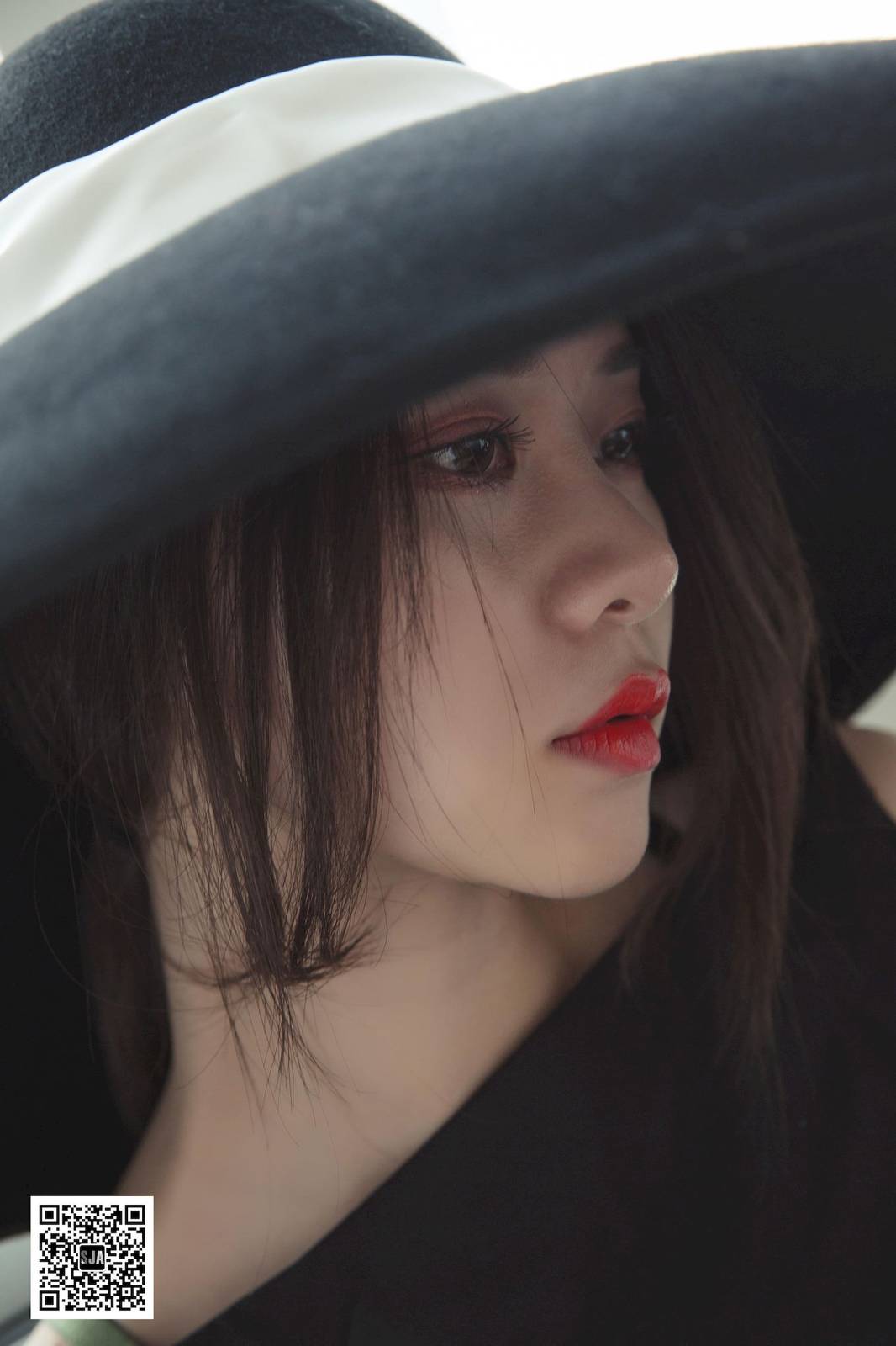 SJA佳爷黑白宽檐帽无袖修身连衣裙闺蜜视角写真-36