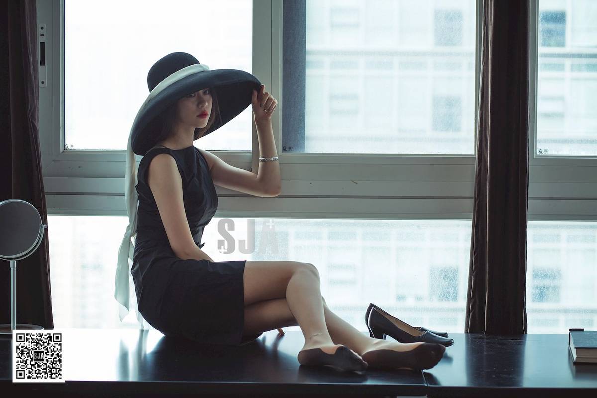 SJA佳爷黑白宽檐帽无袖修身连衣裙闺蜜视角写真-40