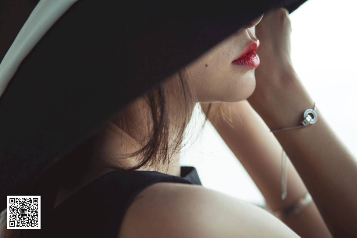 SJA佳爷黑白宽檐帽无袖修身连衣裙闺蜜视角写真-46