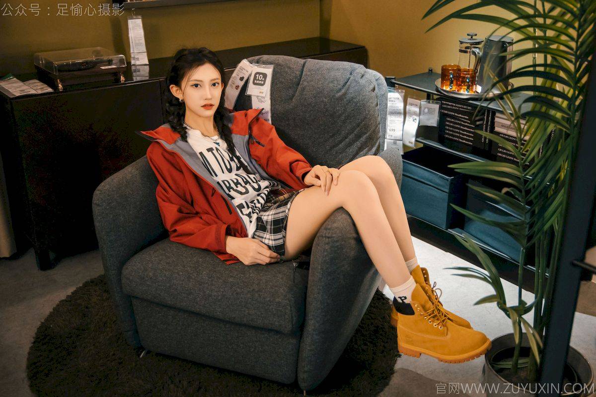 足愉心摄影模特可乐红色冲锋衣黑白格纹裙写真-4