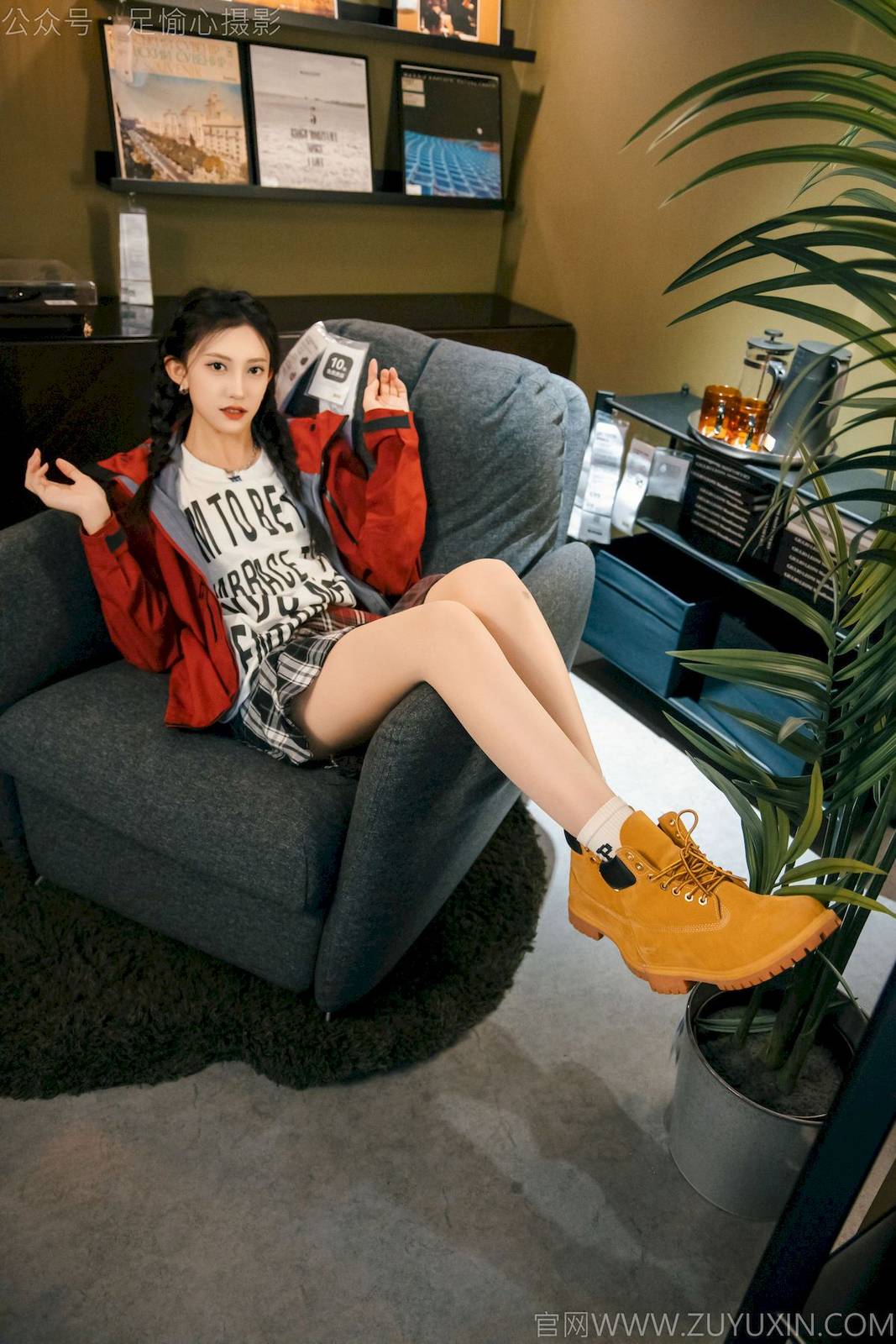 足愉心摄影模特可乐红色冲锋衣黑白格纹裙写真-11