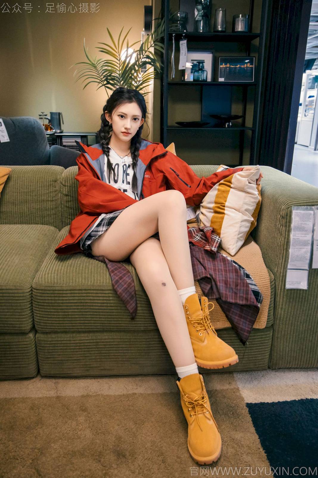 足愉心摄影模特可乐红色冲锋衣黑白格纹裙写真-14