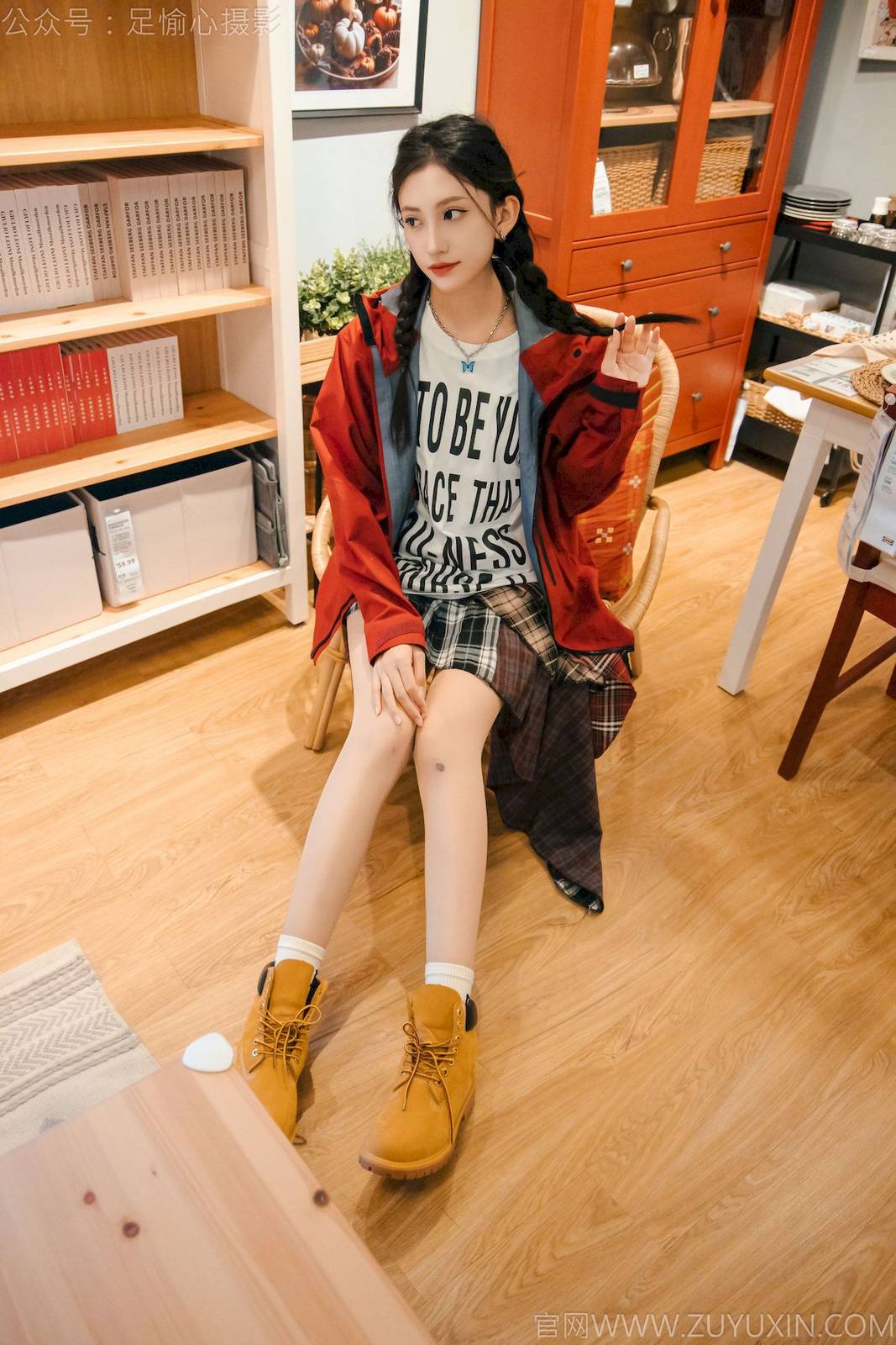 足愉心摄影模特可乐红色冲锋衣黑白格纹裙写真-26