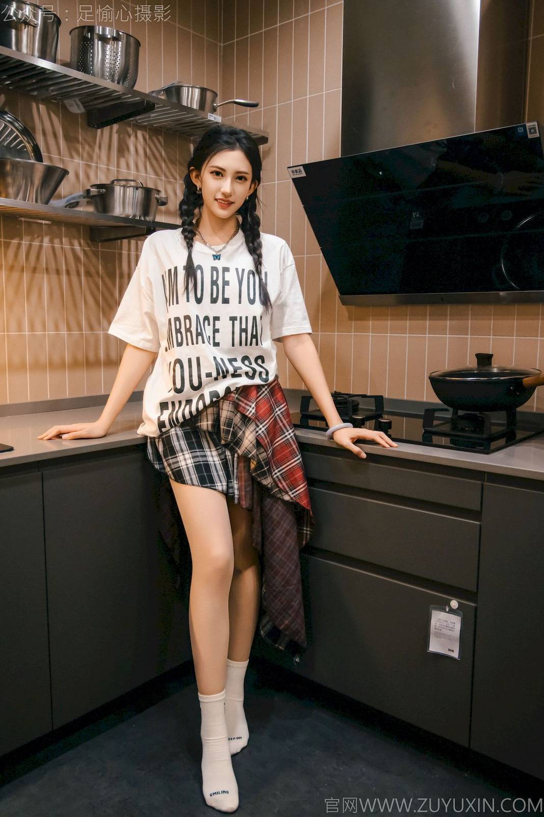 足愉心摄影模特可乐红色冲锋衣黑白格纹裙写真-54