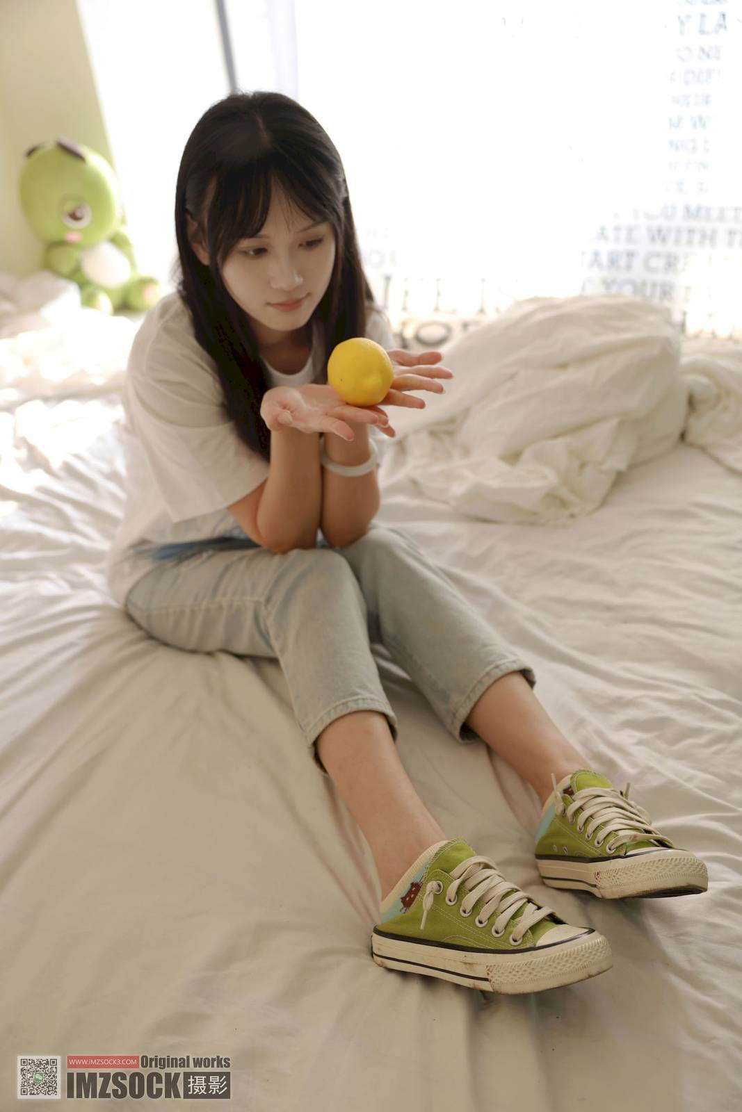 MZSOCK爱美足梦瑶白色上衣破洞牛仔裤阳光写真-39