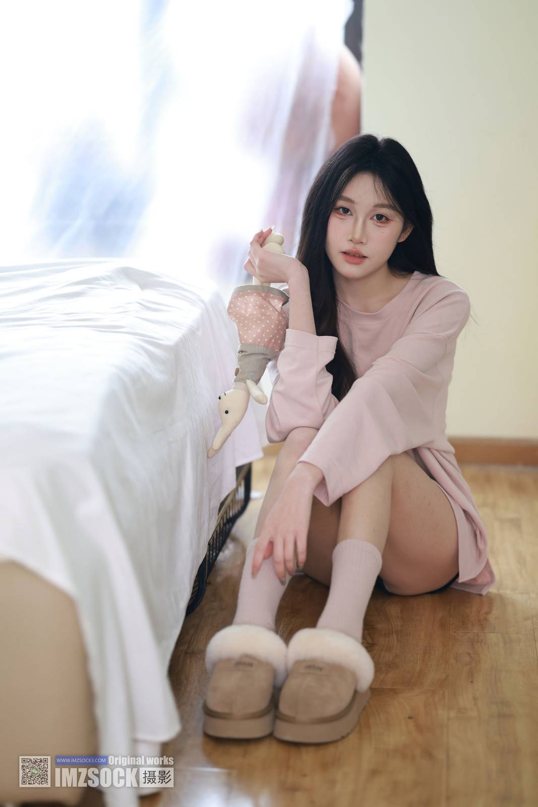 MZSOCK爱美足模特妍妍粉色长袖上衣玉足福利写真