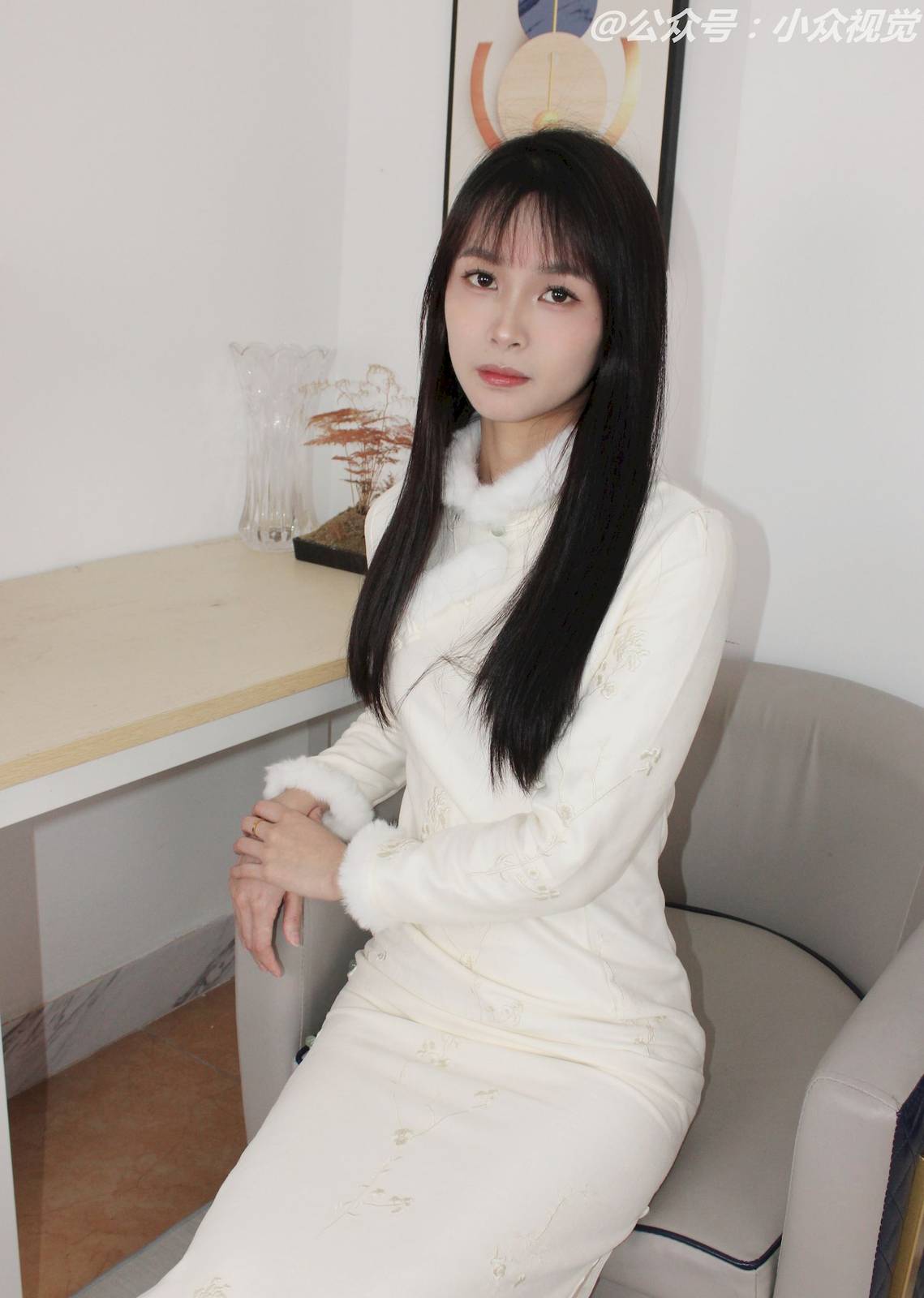 小众视觉模特敏儿白色毛绒外套温暖且雅致写真