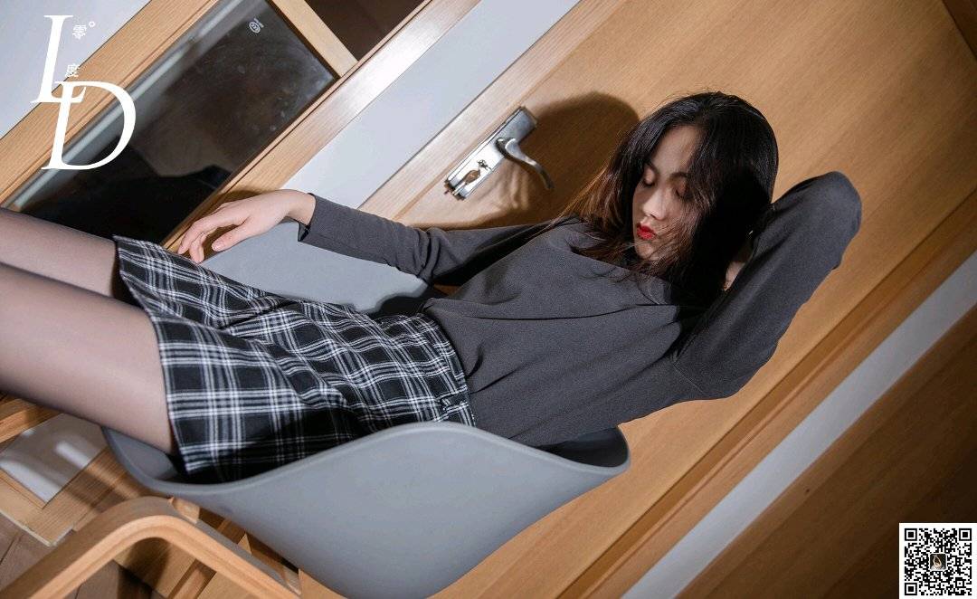 LD零度模特伊雅灰色长袖上衣格纹短裙休闲写真-64