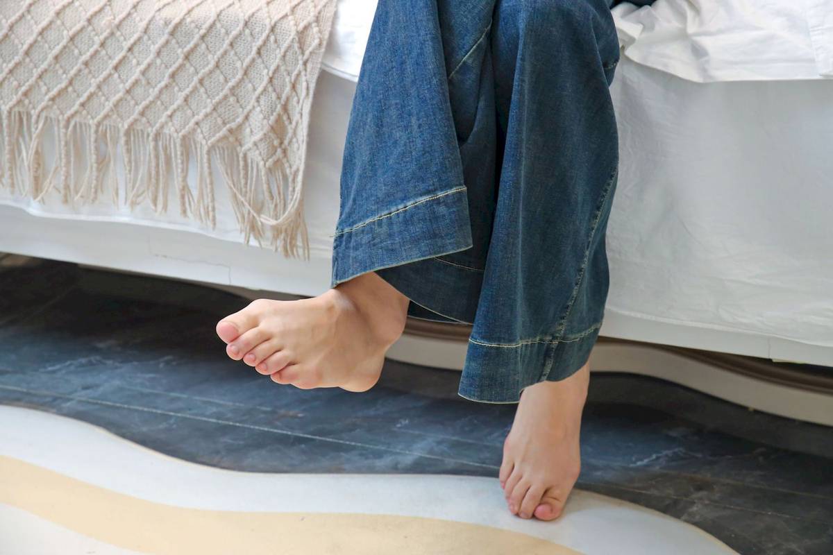 绮梦摄影模特小宇高领毛衣阔腿牛仔裤休闲写真-94