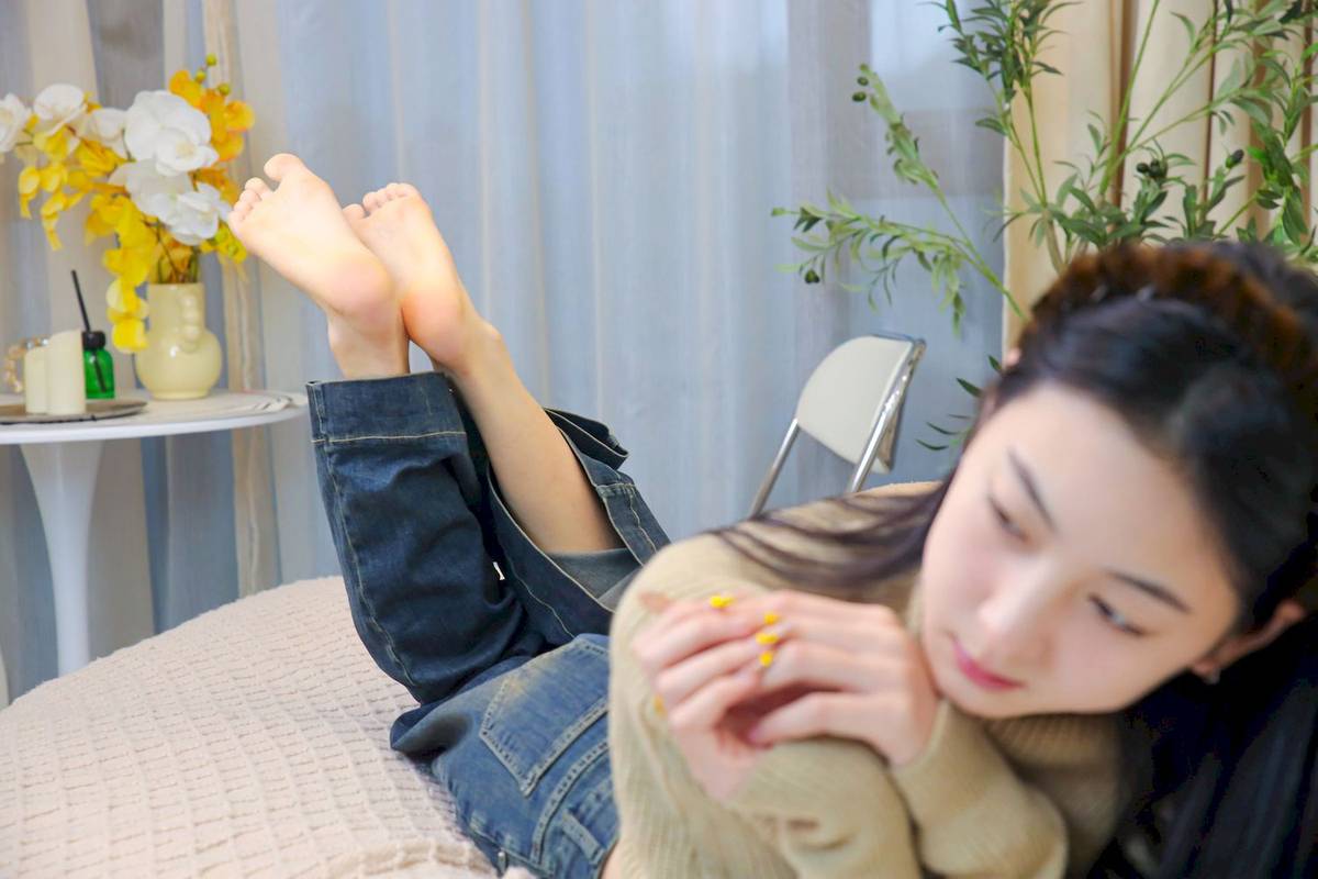 绮梦摄影模特小宇高领毛衣阔腿牛仔裤休闲写真-149