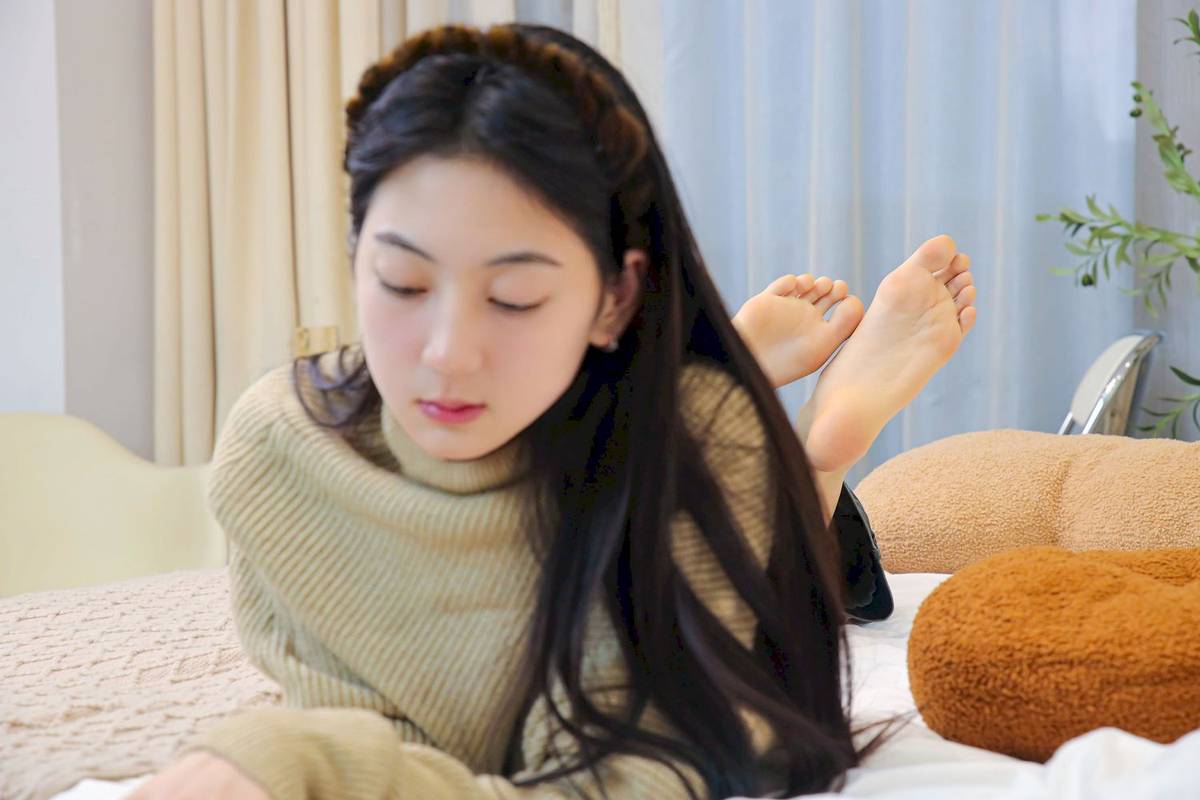 绮梦摄影模特小宇高领毛衣阔腿牛仔裤休闲写真-159