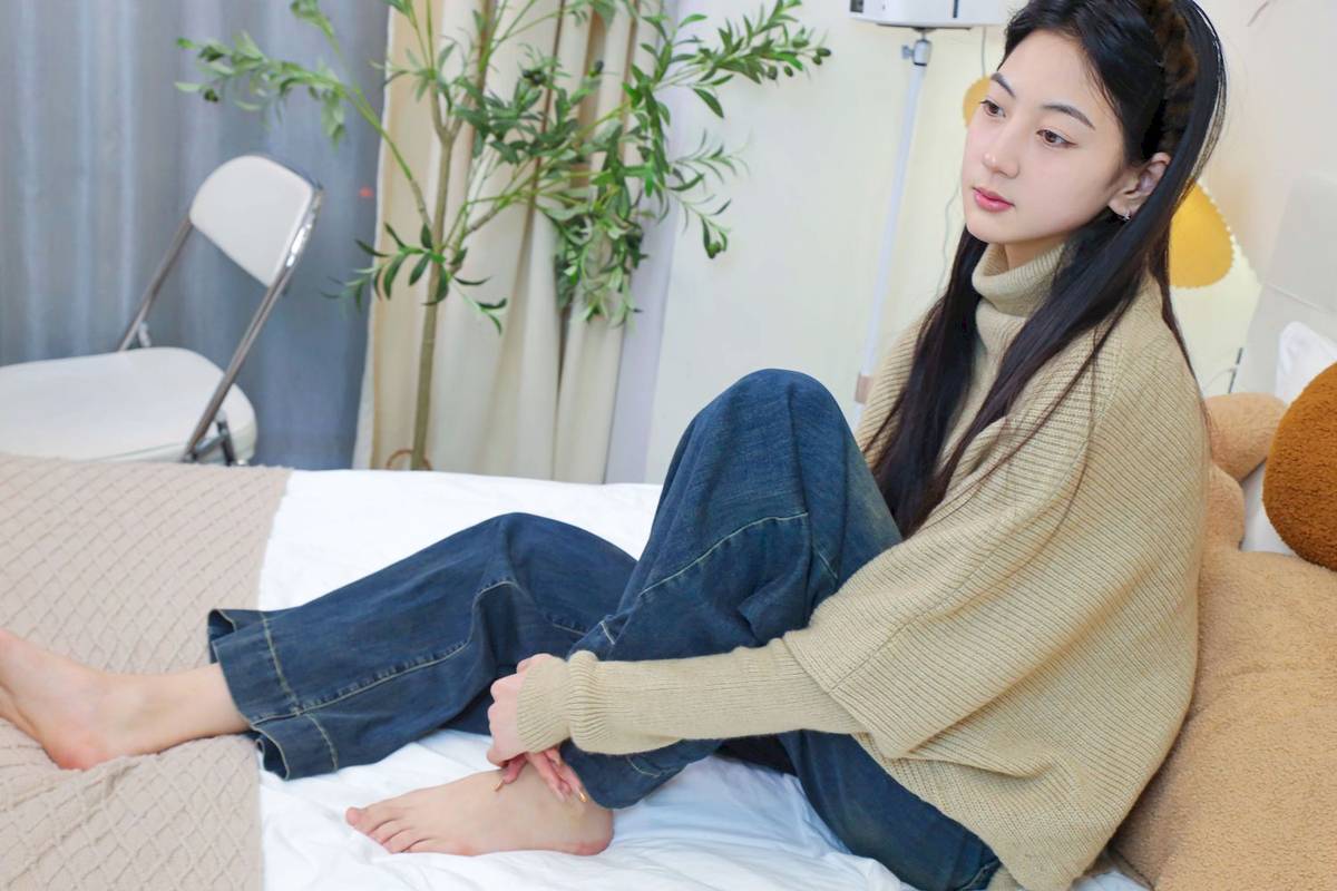 绮梦摄影模特小宇高领毛衣阔腿牛仔裤休闲写真-193