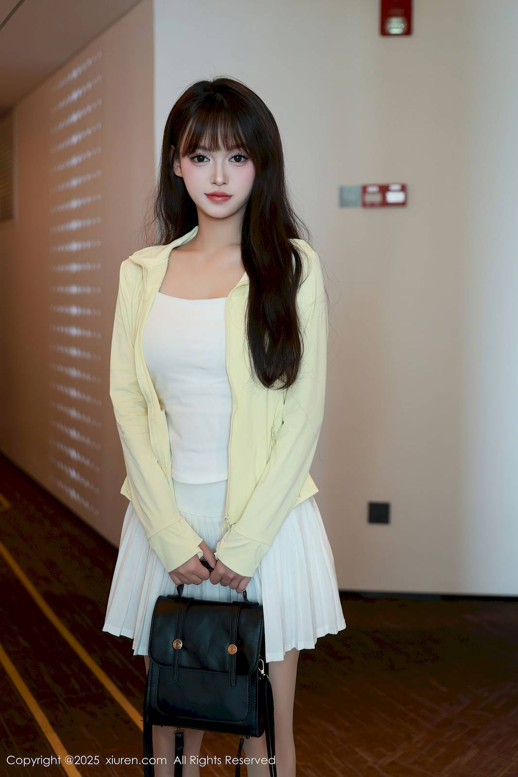 秀人网新人模特糯咪白丝短裙青春靓丽性感写真