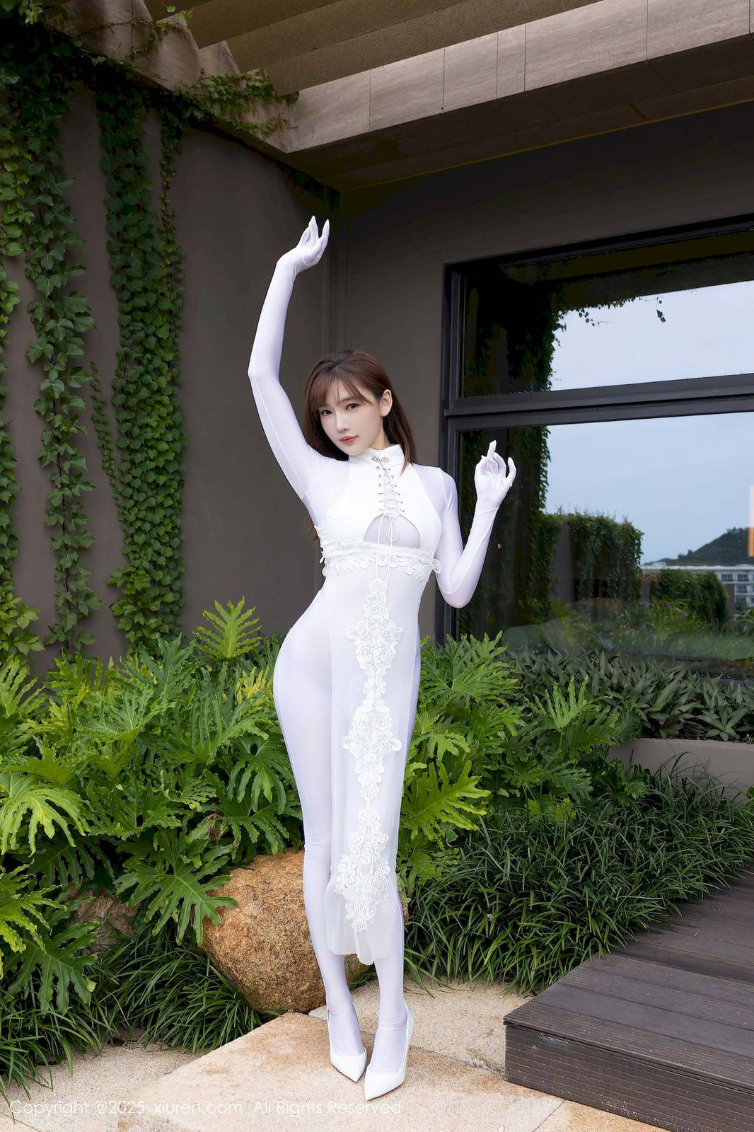 秀人网模特陆萱萱白色旗袍妖艳动人性感写真