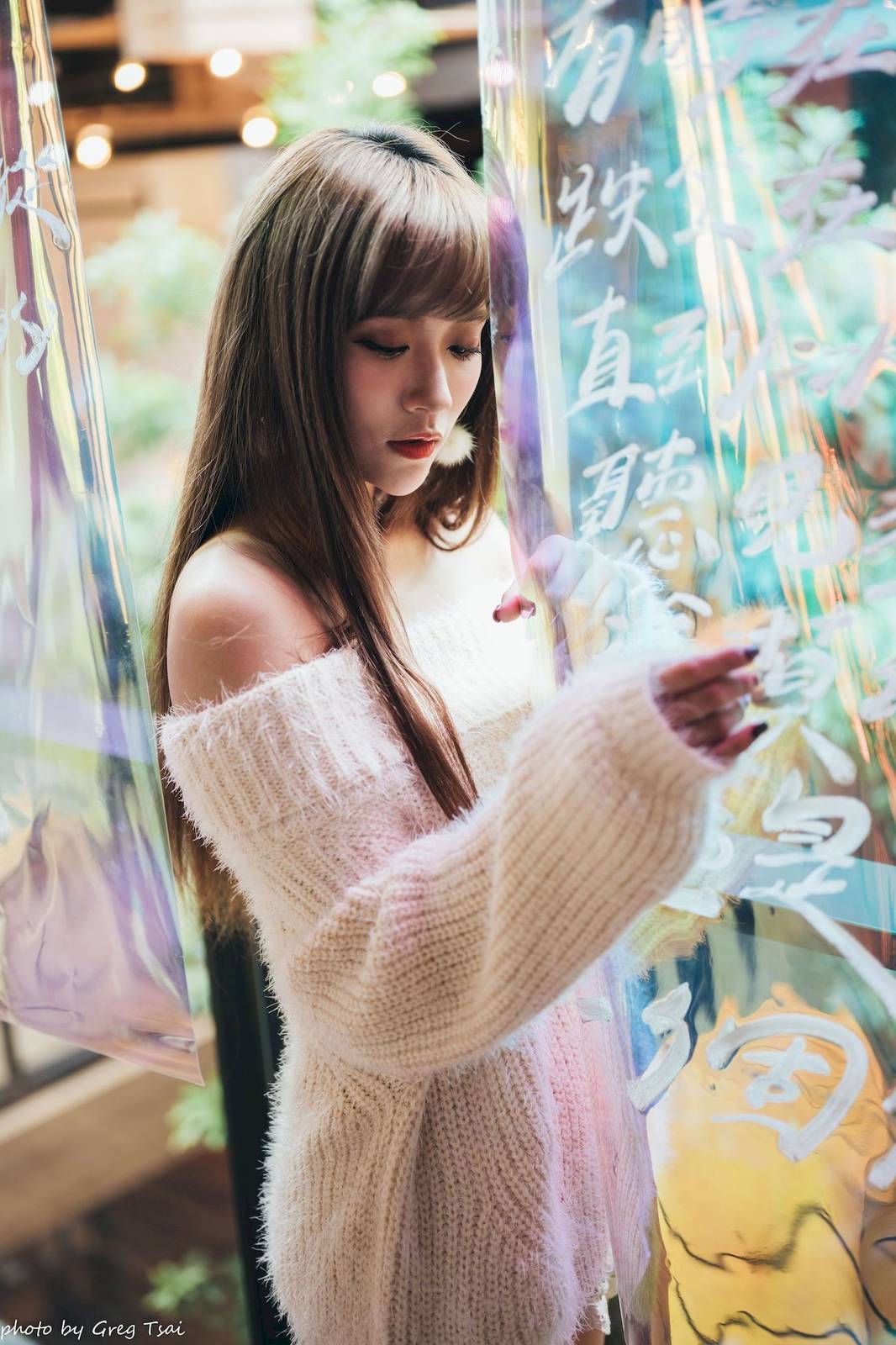 养眼美女凯云身着‌白色毛绒针织上衣户外慵懒写真-5