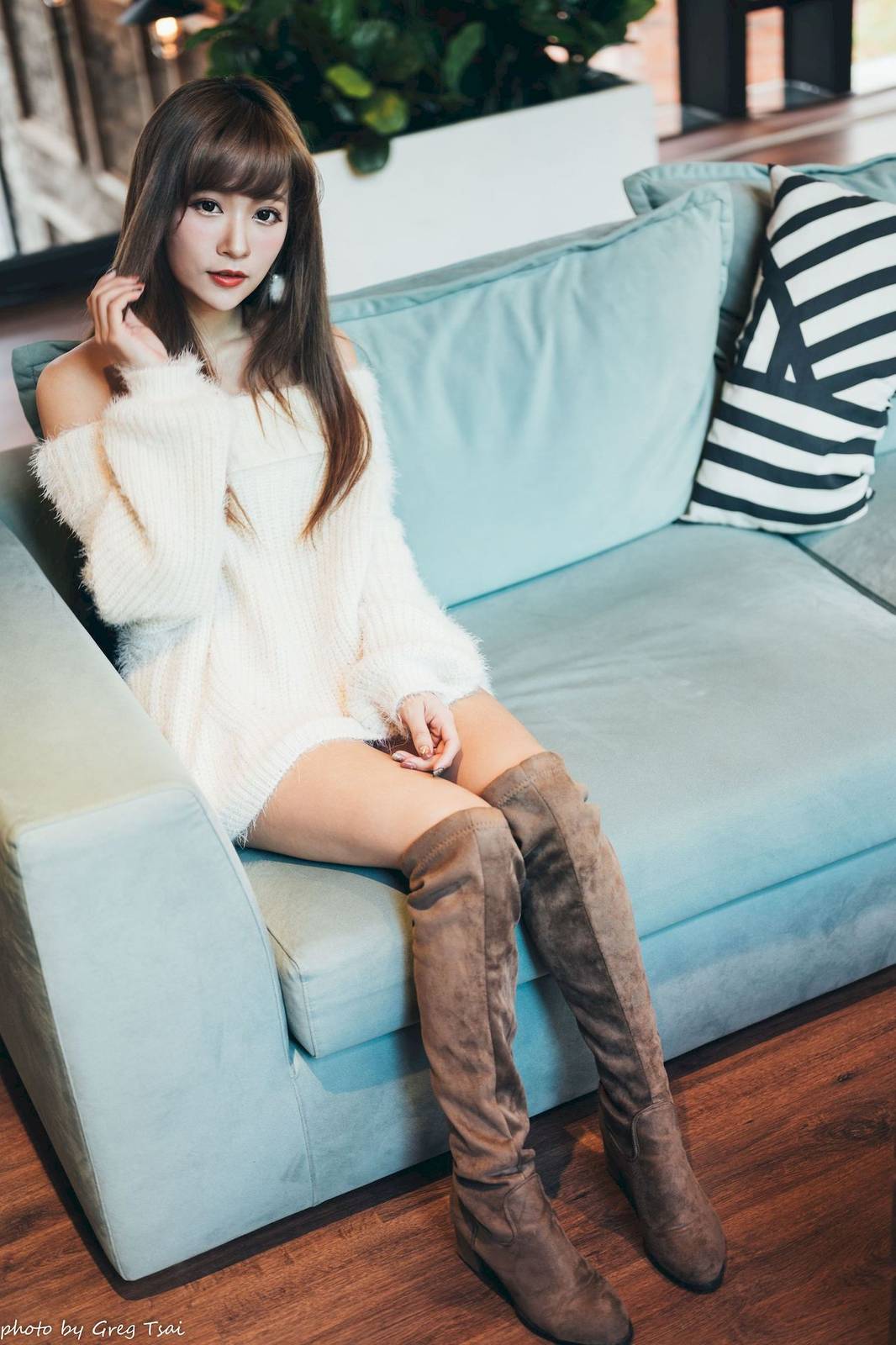 养眼美女凯云身着‌白色毛绒针织上衣户外慵懒写真-3