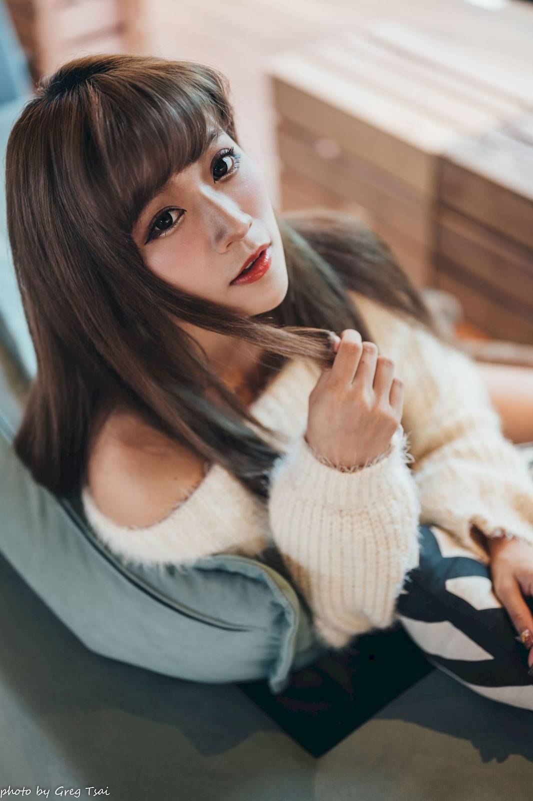 养眼美女凯云身着‌白色毛绒针织上衣户外慵懒写真-2