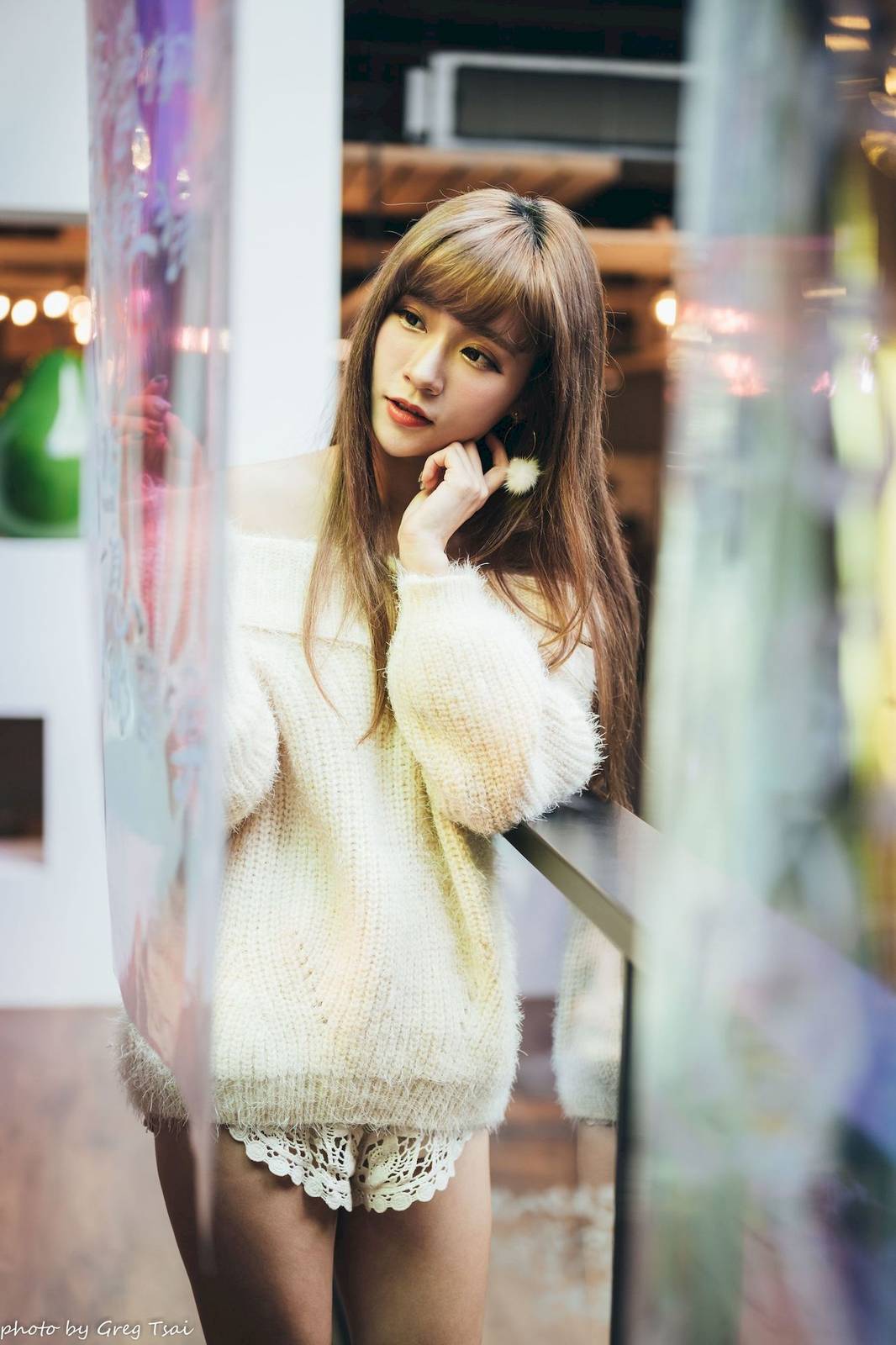 养眼美女凯云身着‌白色毛绒针织上衣户外慵懒写真-6