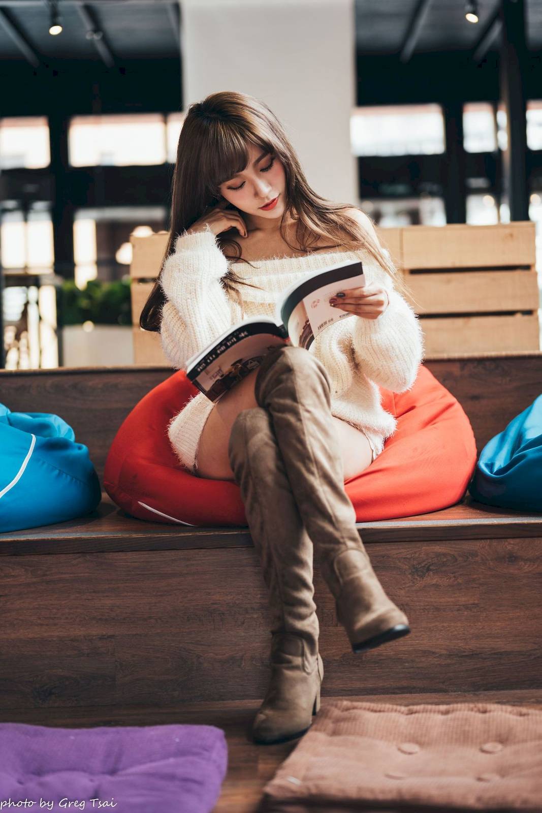 养眼美女凯云身着‌白色毛绒针织上衣户外慵懒写真-24