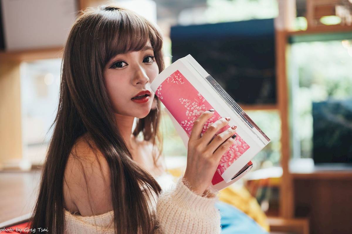 养眼美女凯云身着‌白色毛绒针织上衣户外慵懒写真-22