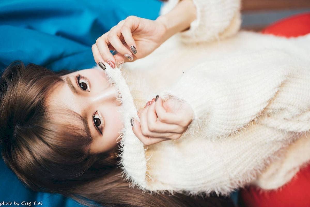 养眼美女凯云身着‌白色毛绒针织上衣户外慵懒写真-20