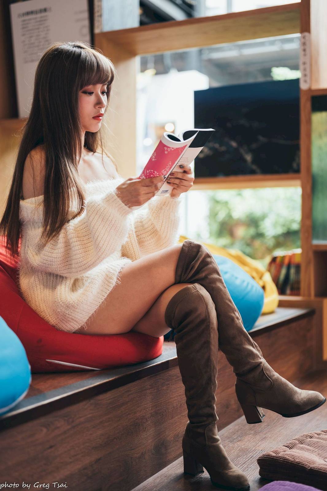 养眼美女凯云身着‌白色毛绒针织上衣户外慵懒写真-21