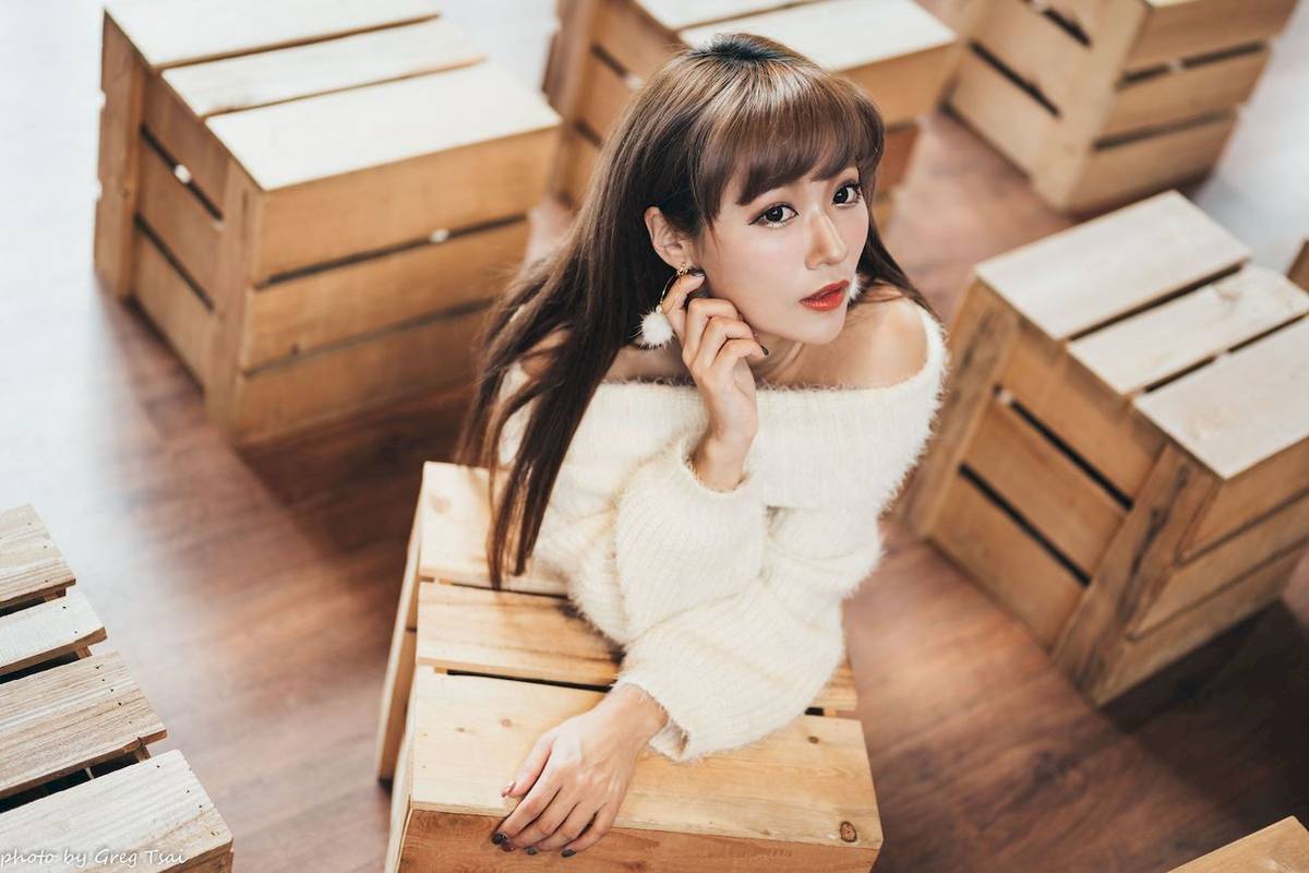 养眼美女凯云身着‌白色毛绒针织上衣户外慵懒写真-30