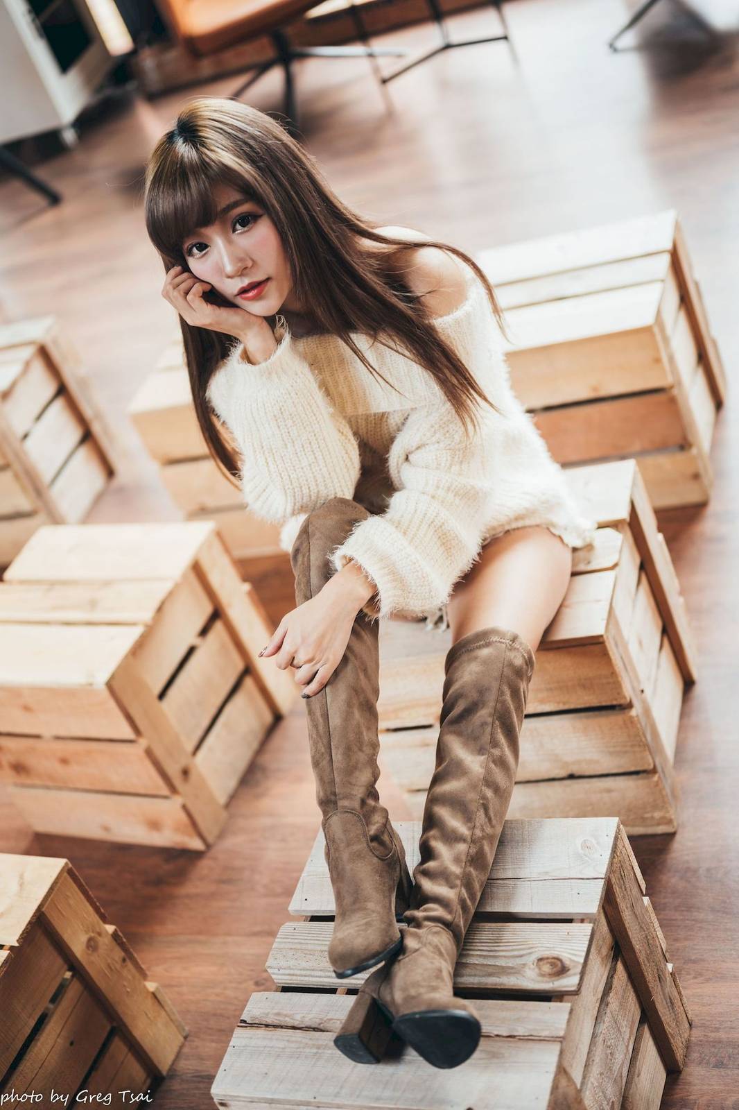 养眼美女凯云身着‌白色毛绒针织上衣户外慵懒写真-36