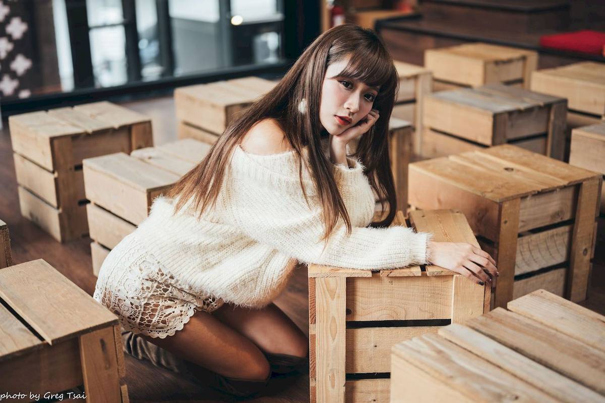 养眼美女凯云身着‌白色毛绒针织上衣户外慵懒写真-32