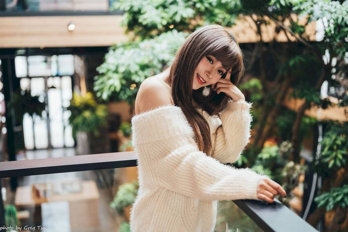 养眼美女凯云身着‌白色毛绒针织上衣户外慵懒写真-39