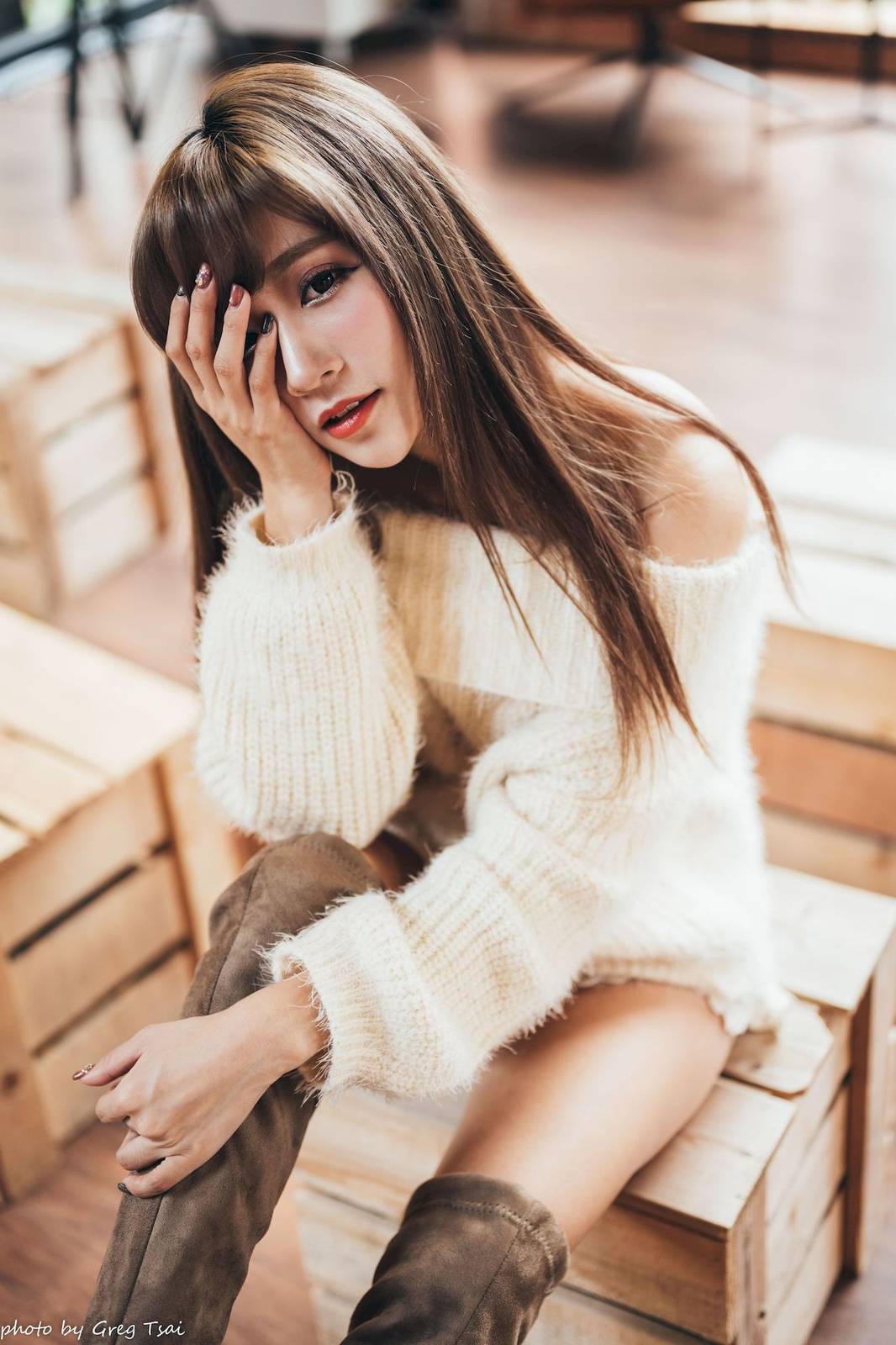 养眼美女凯云身着‌白色毛绒针织上衣户外慵懒写真-37