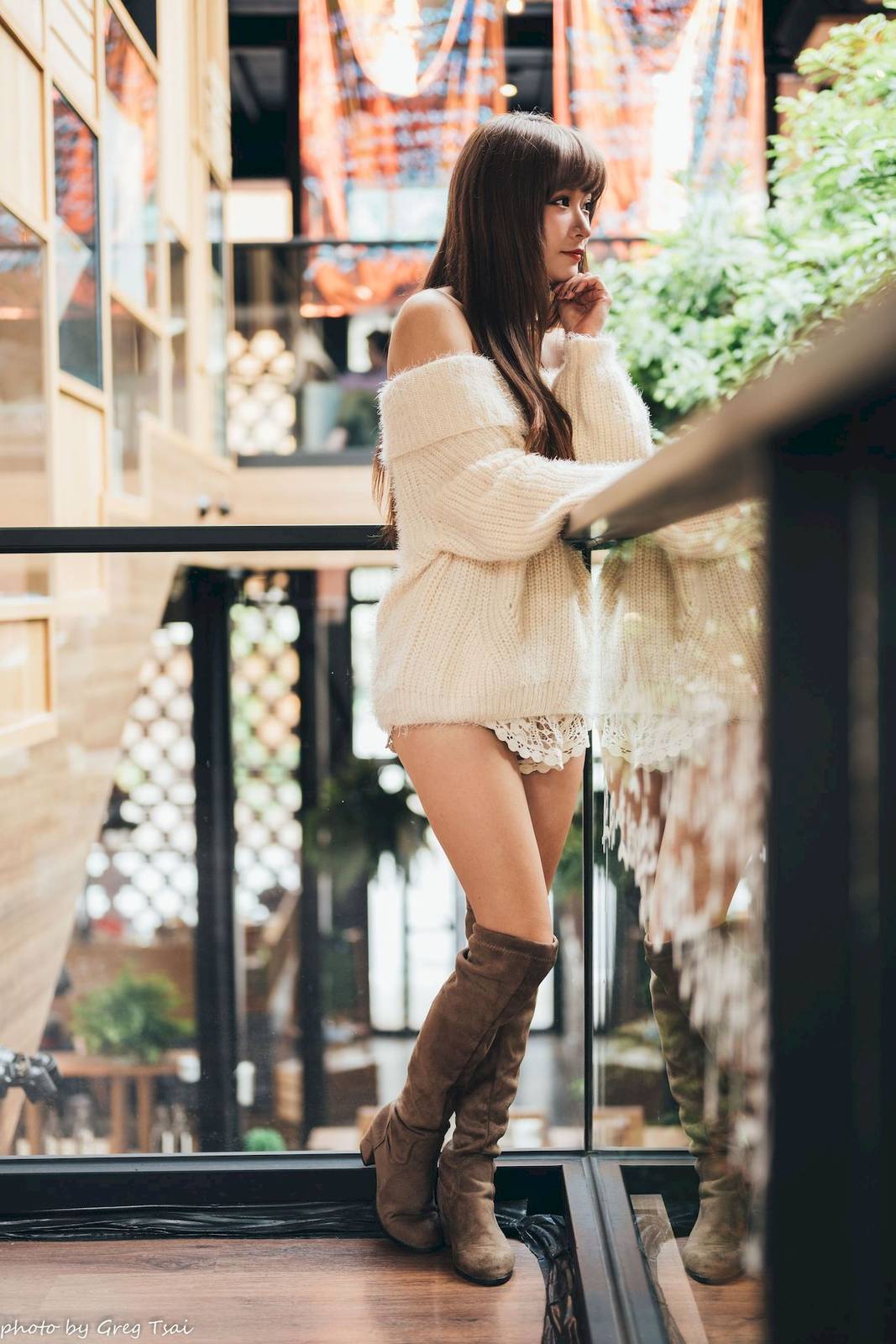 养眼美女凯云身着‌白色毛绒针织上衣户外慵懒写真-38