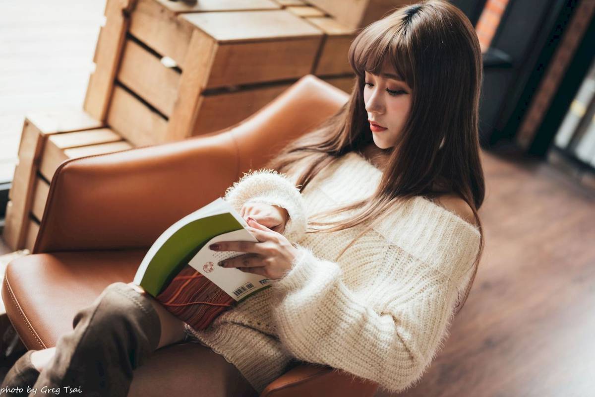 养眼美女凯云身着‌白色毛绒针织上衣户外慵懒写真-59