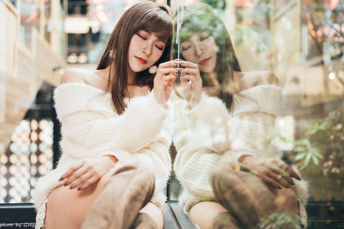 养眼美女凯云身着‌白色毛绒针织上衣户外慵懒写真-55