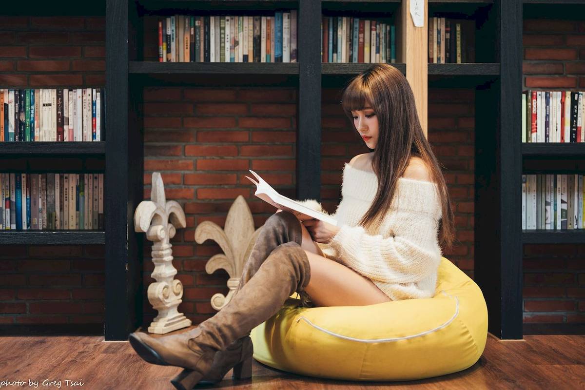 养眼美女凯云身着‌白色毛绒针织上衣户外慵懒写真-67