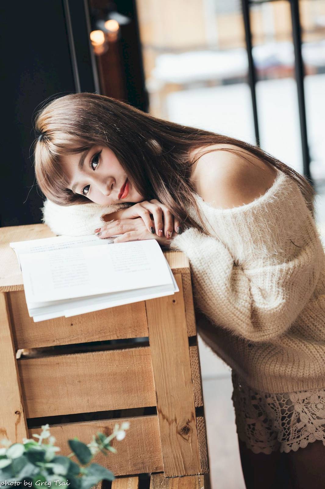 养眼美女凯云身着‌白色毛绒针织上衣户外慵懒写真-64