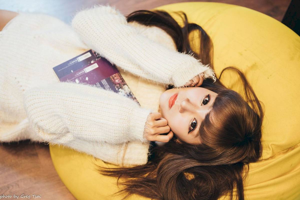 养眼美女凯云身着‌白色毛绒针织上衣户外慵懒写真-74