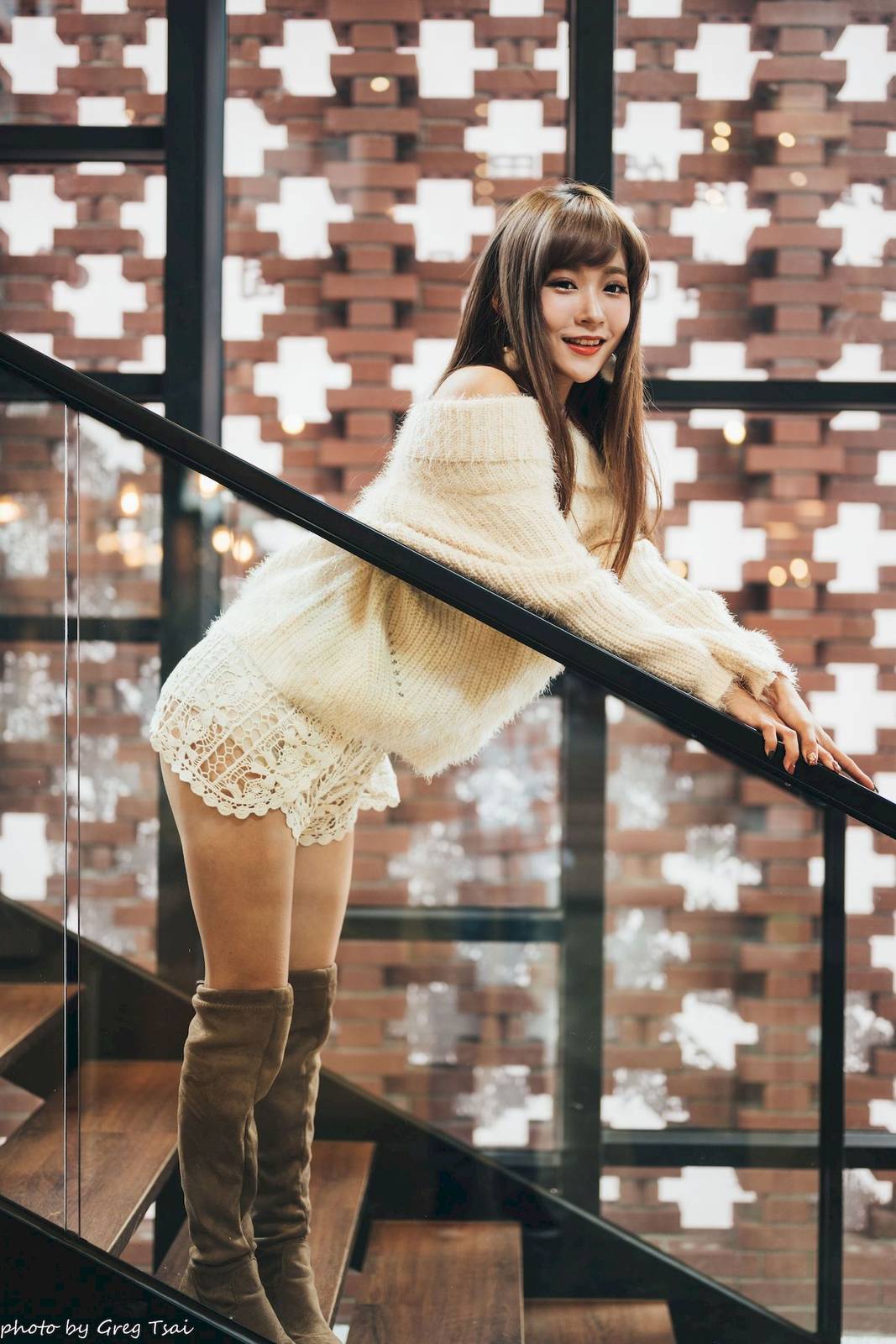 养眼美女凯云身着‌白色毛绒针织上衣户外慵懒写真-92